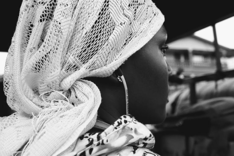 Niña adolescente mirando hacia adelante - Proyecto Salir de la Prostitución de Child Heroes