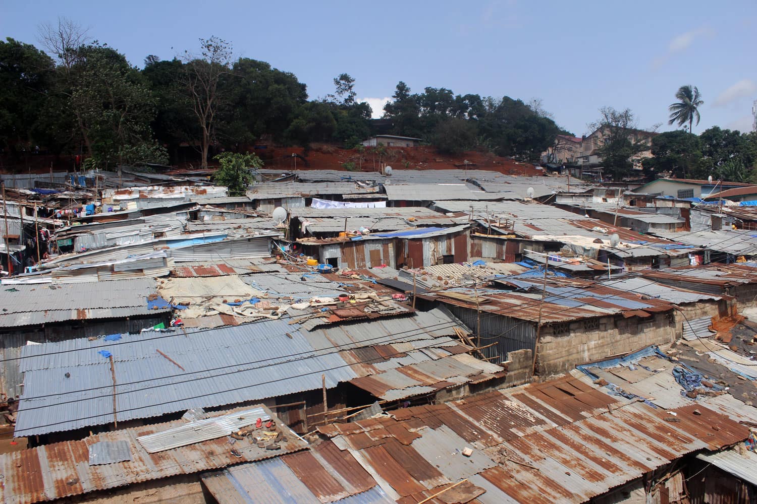 Vista aérea de tejados de uralita de las viviendas - Proyecto Prevenir desde la Familia de Child Heroes