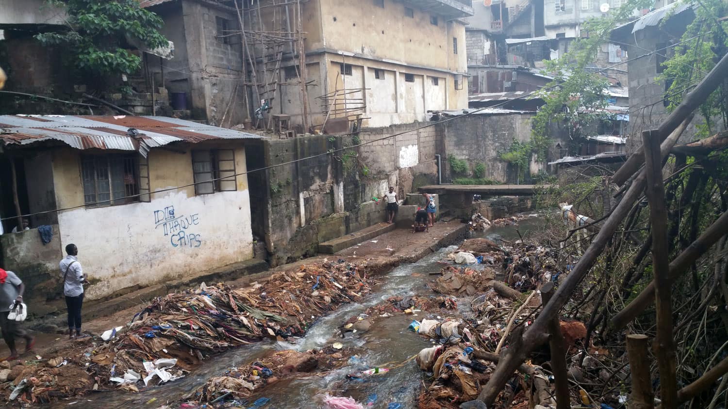 Calle con residuos arrastrados por la corriente - Proyecto Prevenir desde la Familia de Child Heroes