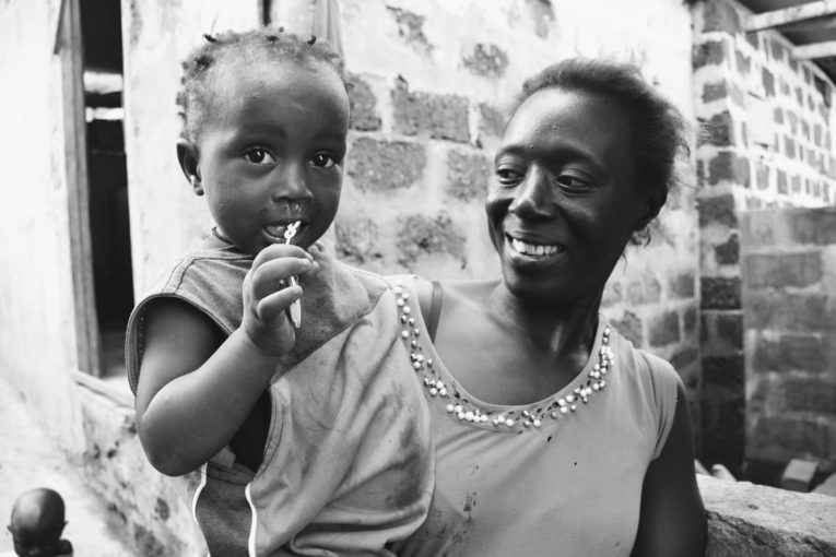 Madre con niño a la espalda - Proyecto Prevenir desde la Familia de Child Heroes