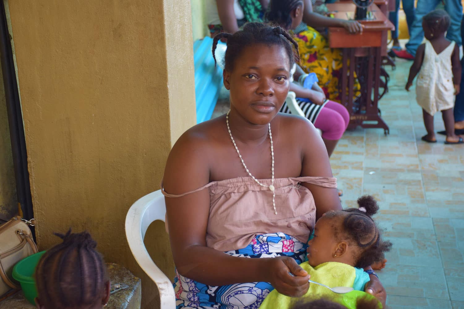 Madre con niña pequeña en el regazo - Proyecto Prevenir desde la Familia de Child Heroes
