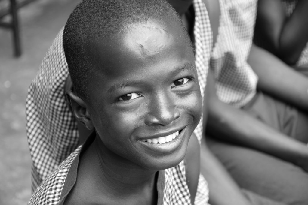 Se estima que en Freetown (Sierra Leona) hay alrededor de 2.500 niños viviendo en la calle día y noche. El objetivo de este proyecto es sacarles de la calle para su inmediata protección y tras un periodo de rehabilitación devolverlos a sus familias y apoyar su reinserción social.